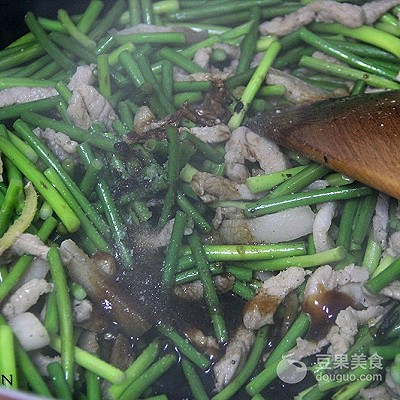 蒜苗炒肉絲的做法,青椒蒜苗炒肉絲的做法