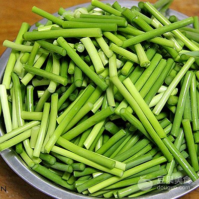 蒜苗炒肉絲的做法,青椒蒜苗炒肉絲的做法