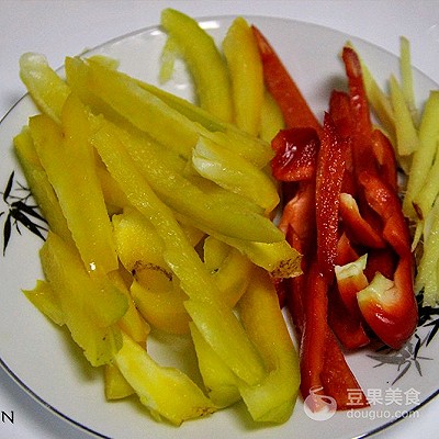 蒜苗炒肉絲的做法,青椒蒜苗炒肉絲的做法