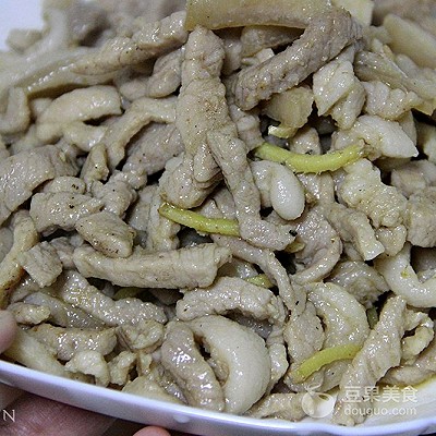 蒜苗炒肉絲的做法,青椒蒜苗炒肉絲的做法