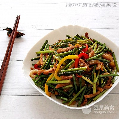 蒜苗炒肉絲的做法,青椒蒜苗炒肉絲的做法