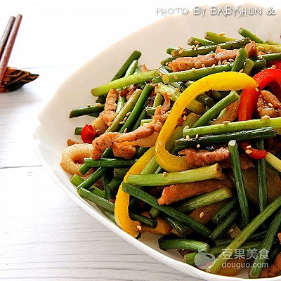 蒜苗炒肉絲的做法,青椒蒜苗炒肉絲的做法