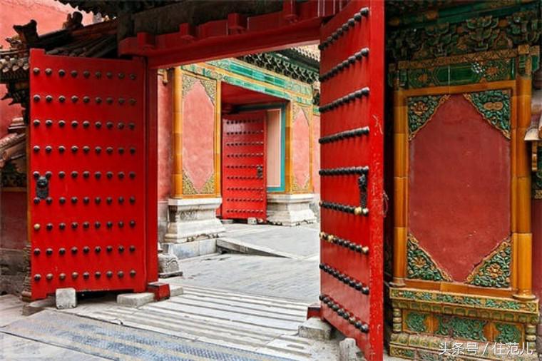 逛了一圈建材市场，我还是决定买被人嫌弃最多的红棕色防盗门