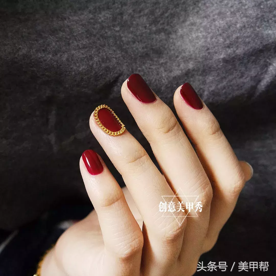 手黑福利!最显手白的5种深色系美甲!