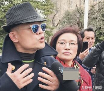 周立波原来的律师是纽约华人圈里的大牌律师，他为何要炒他鱿鱼？