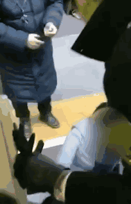 难以置信！高铁扒门女竟是优秀女教师，死不认错？网友再扒新猛料