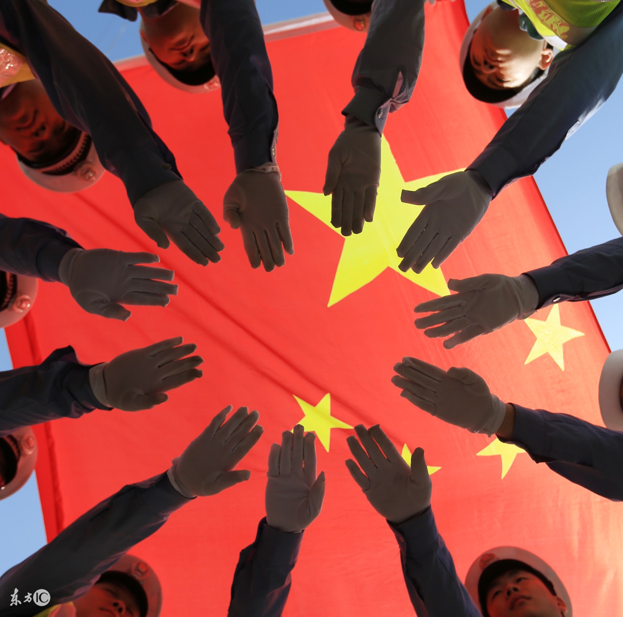 难以置信！高铁扒门女竟是优秀女教师，死不认错？网友再扒新猛料