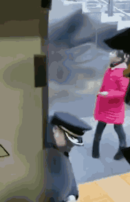 难以置信！高铁扒门女竟是优秀女教师，死不认错？网友再扒新猛料