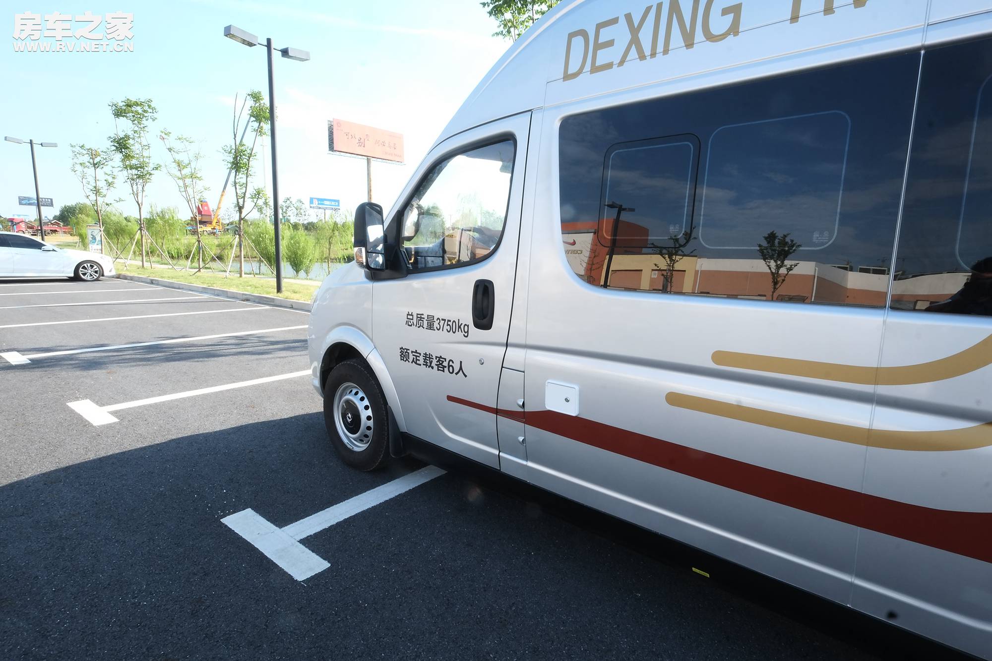 后来者居上 深度了解德兴东风御风长轴房车