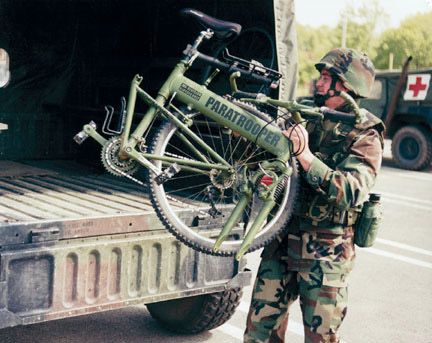 不仅有悍马车，这种折叠伞兵自行车同是美军战场上重要交通工具！