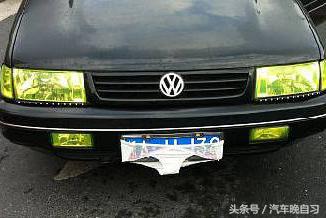 车牌应该上两颗螺丝还是四颗？少了会被扣分？