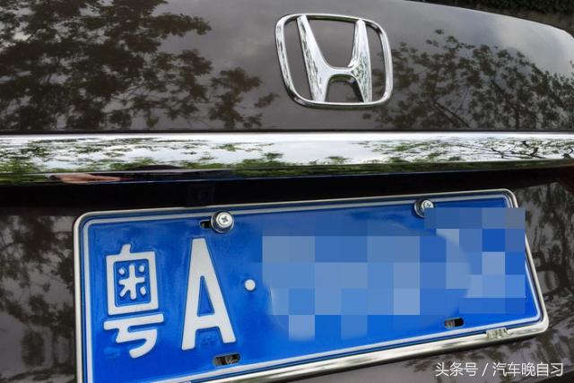 车牌应该上两颗螺丝还是四颗？少了会被扣分？
