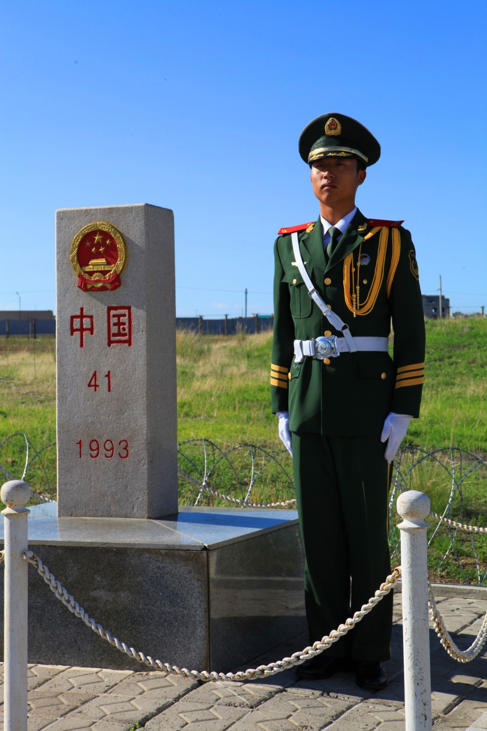 满洲里国门中俄两国界碑排列顺序是中方奇数……39,41,43……俄方