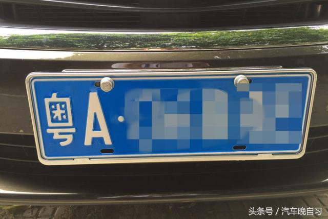 车牌应该上两颗螺丝还是四颗？少了会被扣分？