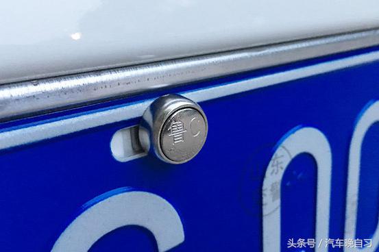车牌应该上两颗螺丝还是四颗？少了会被扣分？