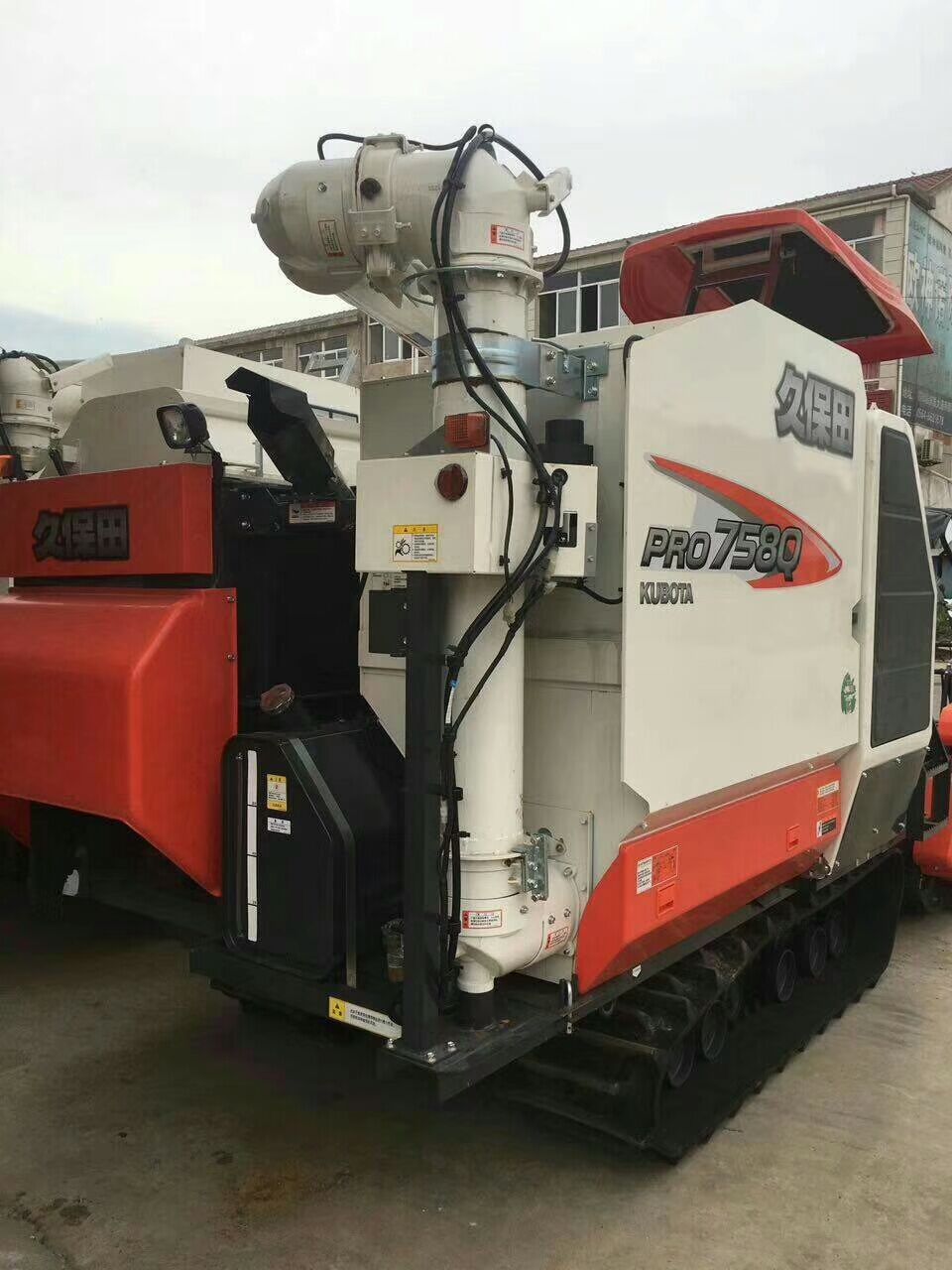 久保田688q收割机价格18年的久保田758履带收割机新鲜出炉