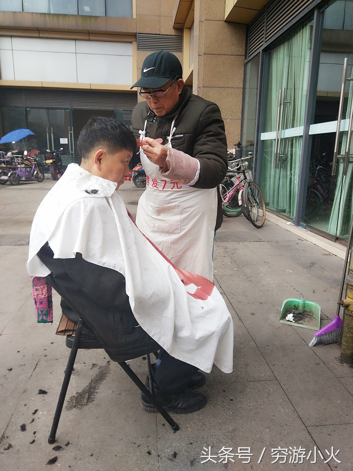 民间传统手艺人，理发，刮脸，修眉，刮胡子只要7元钱