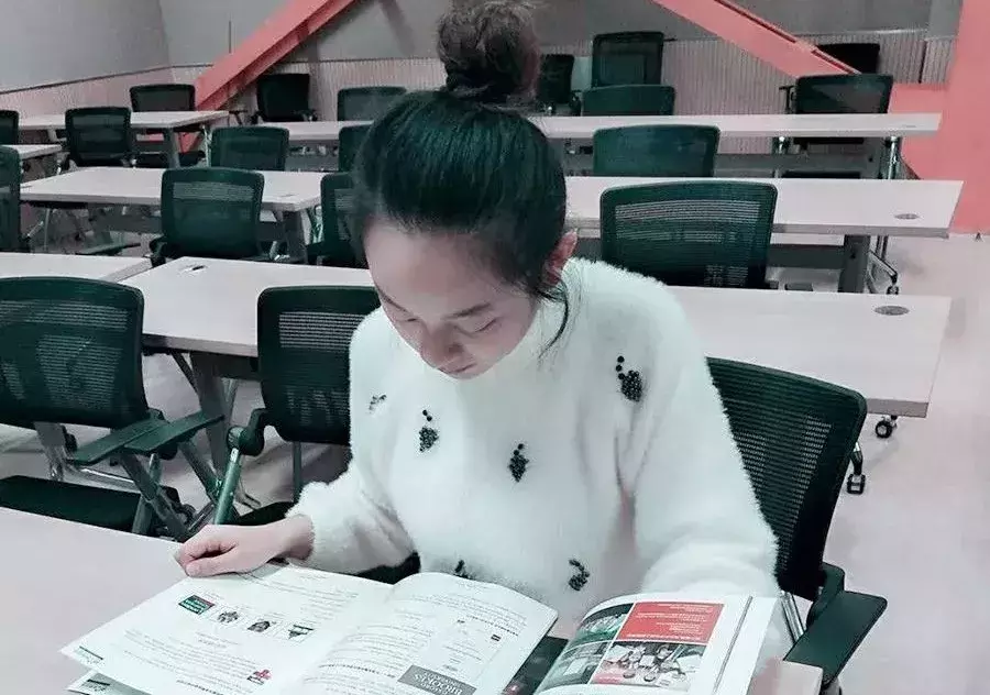 晚来两年，只有初级会计职称，为什么她的工资比我高？