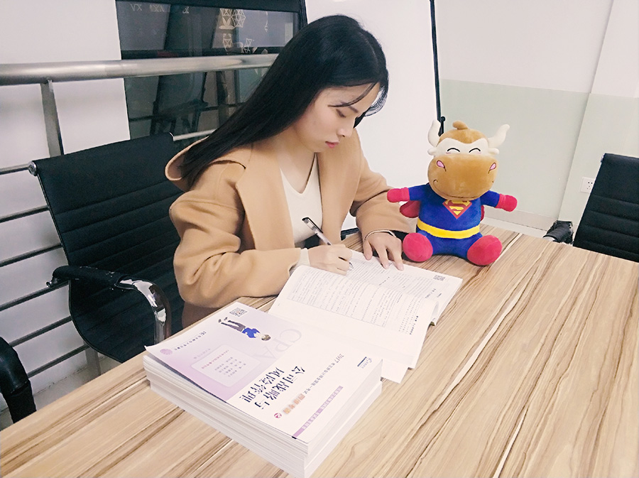 晚来两年，只有初级会计职称，为什么她的工资比我高？