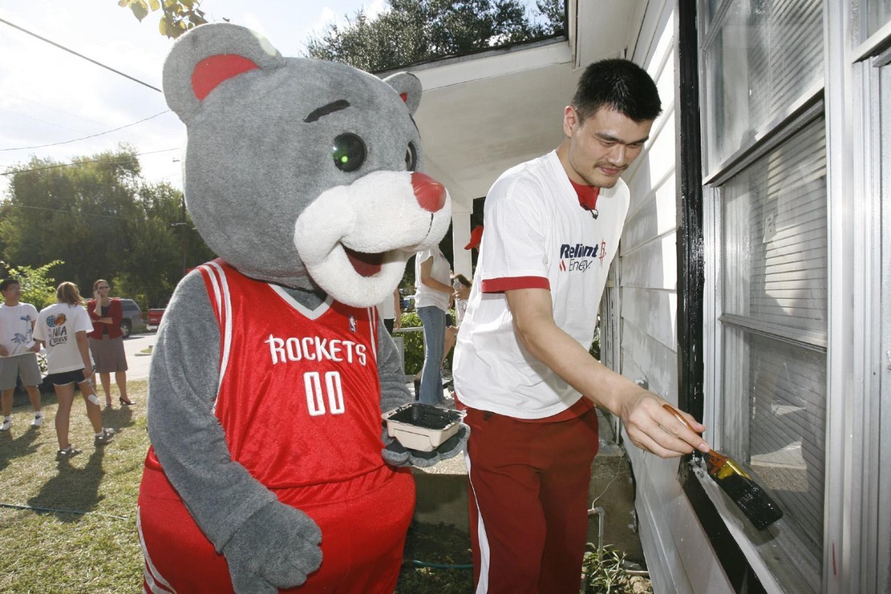 为什么nba不能惹吉祥物(NBA吉祥物的背后：真的不是套一件服装那么简单！)