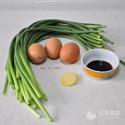 蒜苔炒鸡蛋的做法步骤(鲜香蒜苔，炒出家常美味)