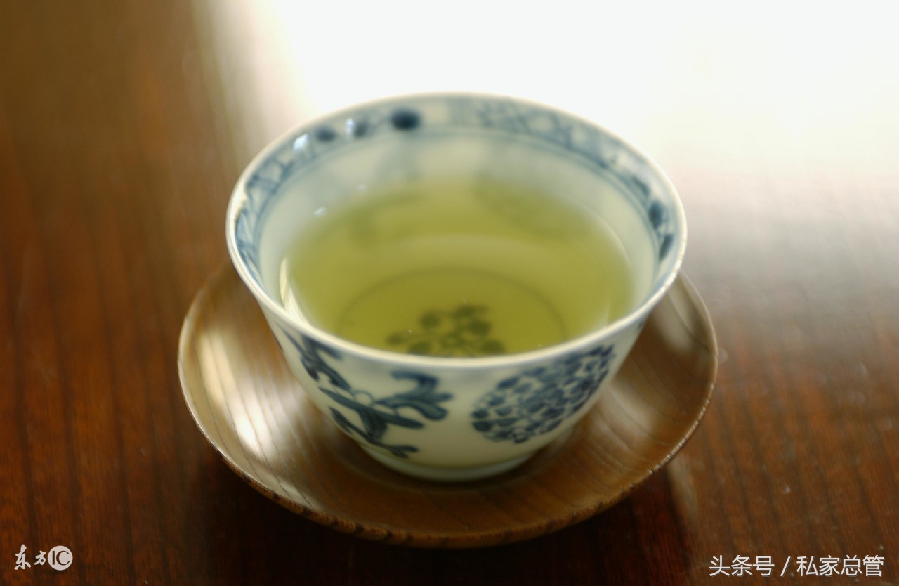 喝淡酒的时候，宜读李清照，喝甜酒时，宜读柳永