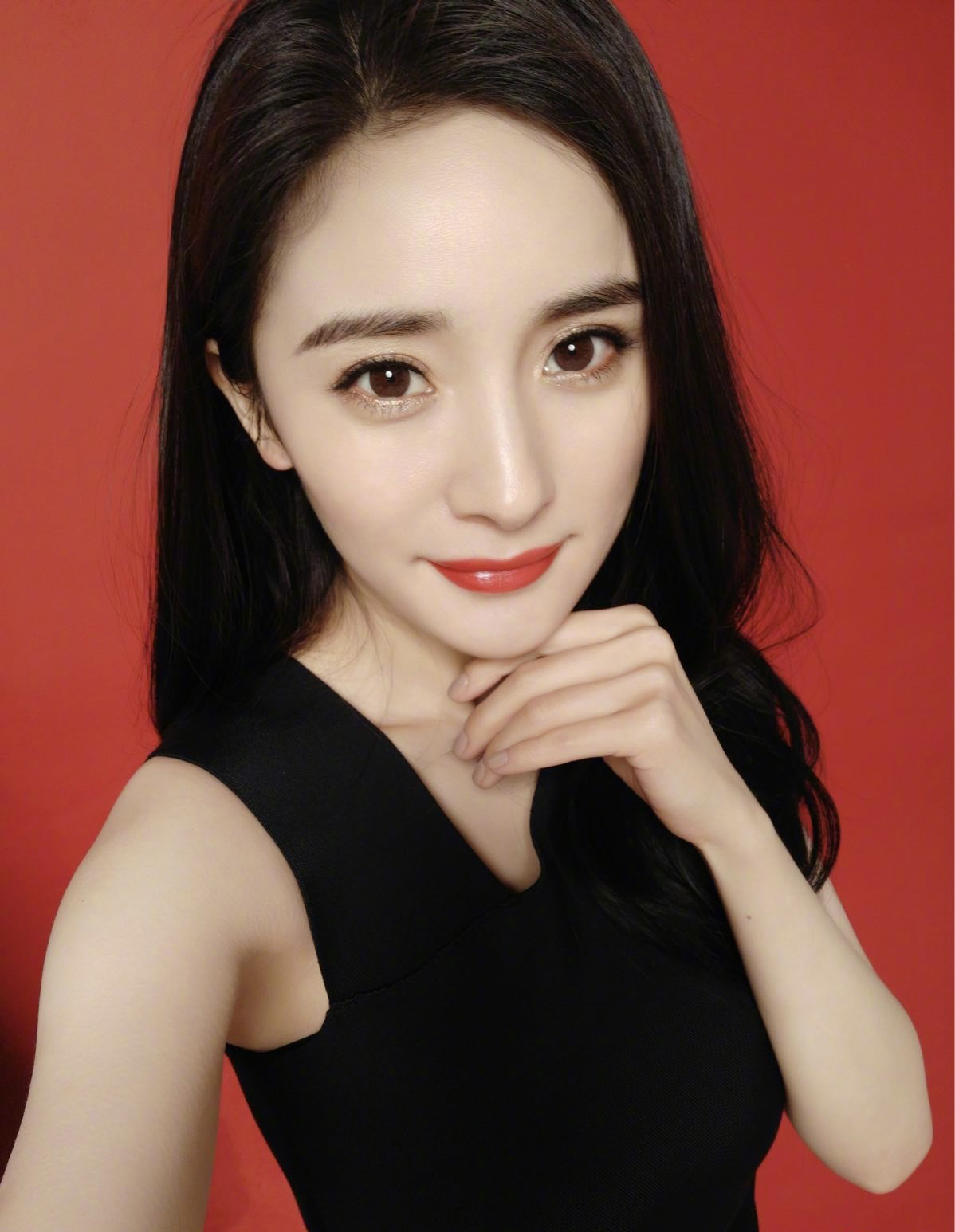 二,仰月唇面相男人