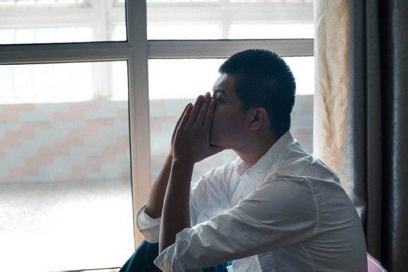 盘点排名前10民谣歌曲，我坐在小酒馆看大海亲吻鲨鱼，这关于爱情