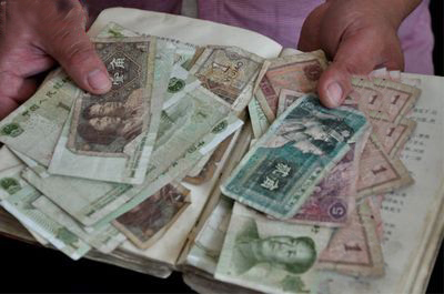 母女俩相依为命，门卫拒帮妈妈给女儿生活费，最后女儿报恩学校