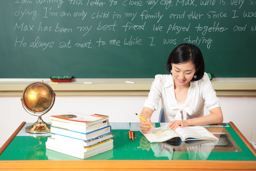 母女俩相依为命，门卫拒帮妈妈给女儿生活费，最后女儿报恩学校