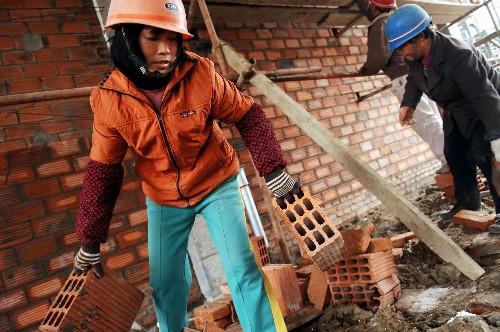 母女俩相依为命，门卫拒帮妈妈给女儿生活费，最后女儿报恩学校