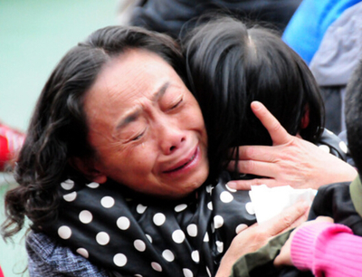 母女俩相依为命，门卫拒帮妈妈给女儿生活费，最后女儿报恩学校