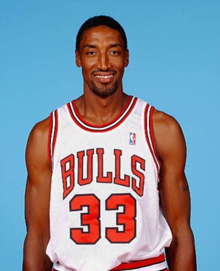 眼镜蛇-沃西作为湖人之前王朝的巨星,沃西在场上永远戴着一个护目镜