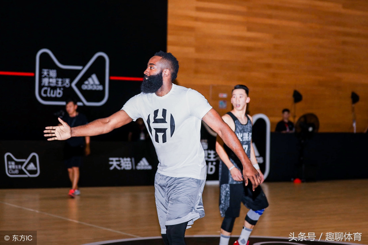 为什么nba明星大多留福字(NBA球星“扫福照”，手大福也大？)