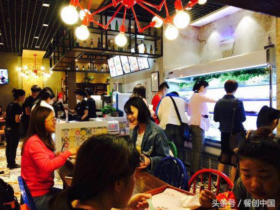 脑袋决定口袋 冒菜里加海鲜，56平小店月入30万