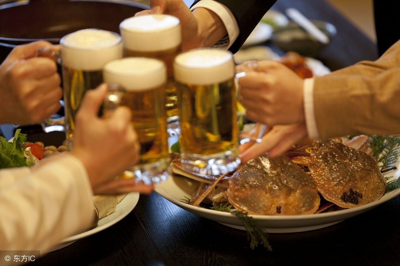 公司年会聚餐,给领导敬酒可别不会说话