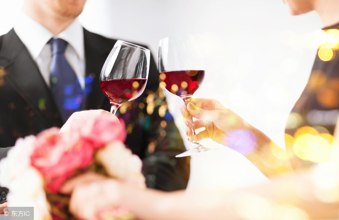 公司年会聚餐,给领导敬酒可别不会说话