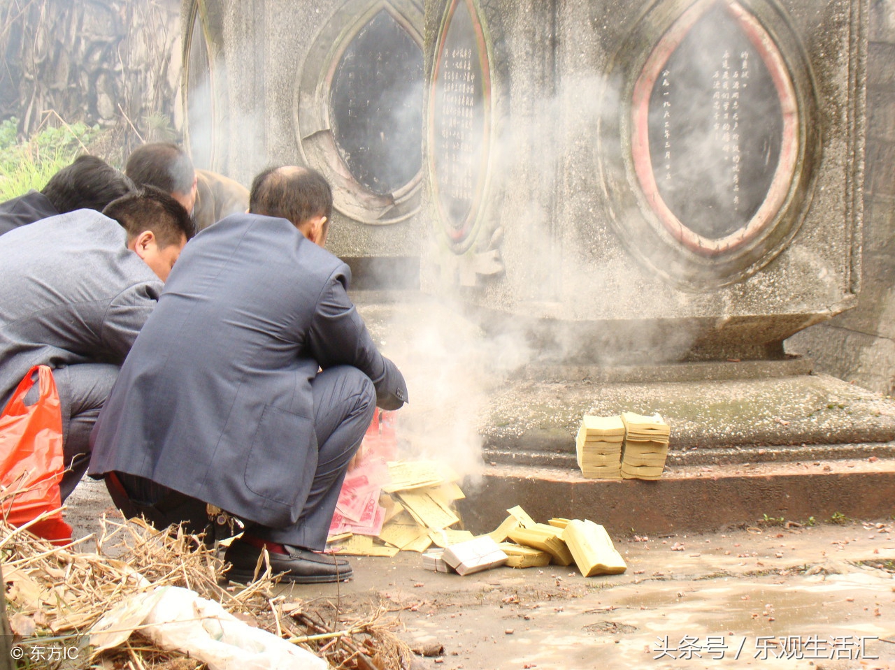 民俗二十九上坟请祖 把老祖请来后 为什么要在门口放一根拦门棍?