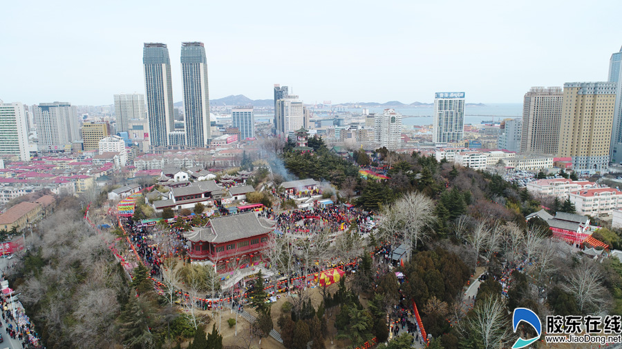 烟台毓璜顶初九庙会抢“头香” 市民热情似火(组图)