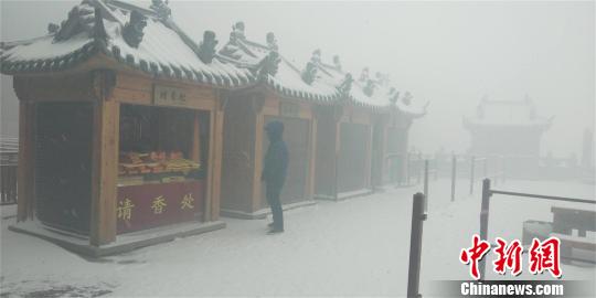 武当山降雪 游客冒雪登山赏景