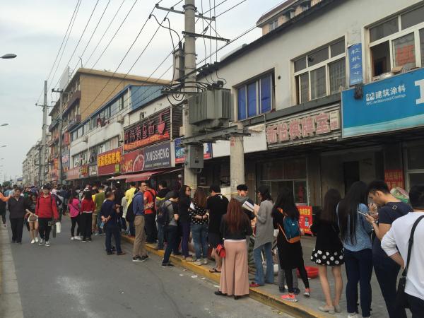 上海一烤肉店和帅哥老板突然走红，证照还没办食药监已介入