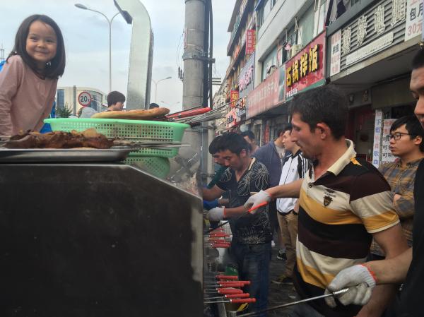 上海一烤肉店和帅哥老板突然走红，证照还没办食药监已介入