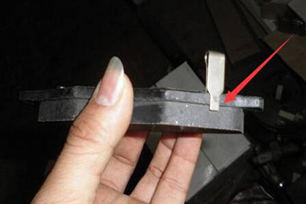 汽车踩刹车时吱吱响是怎么回事？通常都是这4个原因！
