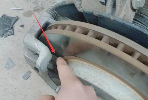 汽车踩刹车时吱吱响是怎么回事？通常都是这4个原因！