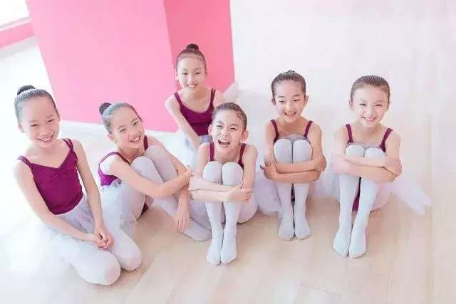 新年辞旧岁, 佳节送新福, 华艺舞蹈给您送福喽!