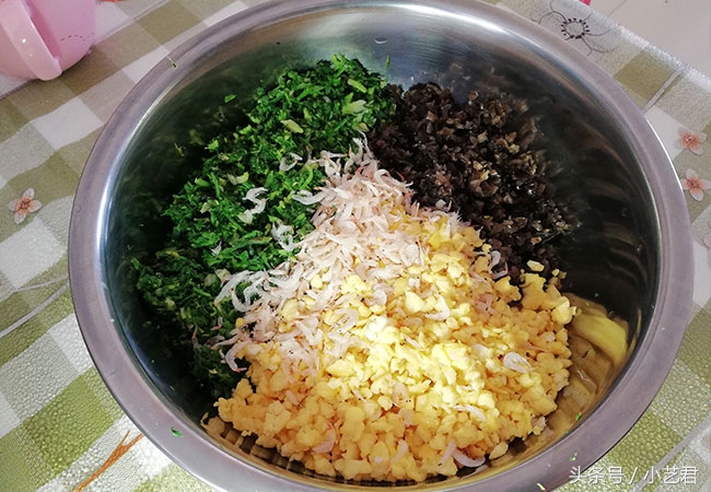 春天来了要吃荠菜饺子，做法简单又美味，试试做给家人吃吧！
