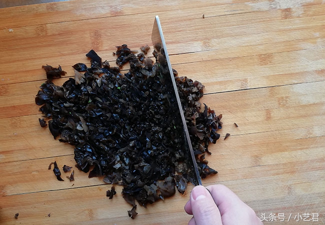 春天来了要吃荠菜饺子，做法简单又美味，试试做给家人吃吧！