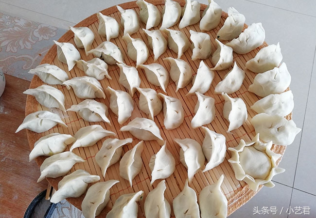 春天来了要吃荠菜饺子，做法简单又美味，试试做给家人吃吧！