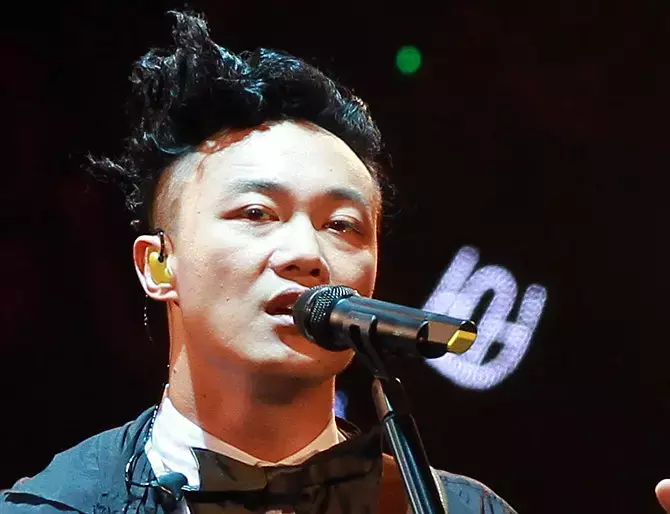 华语乐坛10大男歌手实力唱功排行，谁才是你心中的歌神呢？
