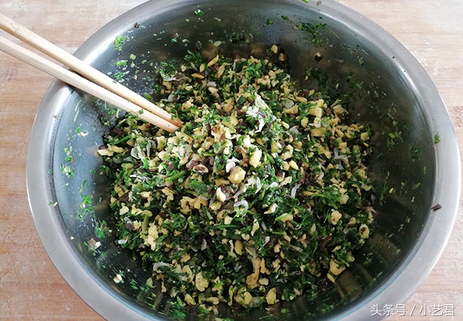 春天来了要吃荠菜饺子，做法简单又美味，试试做给家人吃吧！